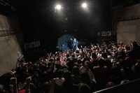 注意事項をアナウンスする“謎のマネージャーM”。（撮影：柴田恵理）