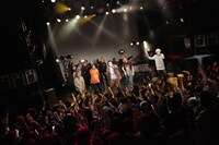 電波少女「電波少女 ワンマンライブ“サライ”～電波少女的ヒッチハイクの旅 完～」アンコールの様子。（撮影：柴田恵理）