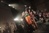 ハシシ（Rap）が胴上げされる様子。（撮影：柴田恵理）