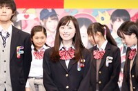 福原遥（中央）