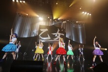 “チームみねひこ”と「乙女受験戦争」を披露するチームしゃちほこ。