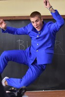 ジャンプするジャスティン・ビーバー。