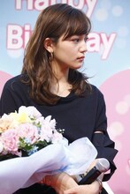 涙を流す川口春奈。