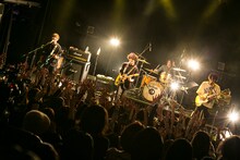 Bentham「Get the OTOSHIDAMA!! -新曲全曲お披露目フリーライヴ-」東京・WWW公演の様子。（提供：ポニーキャニオン）