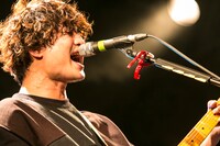 小関竜矢（Vo, G）（提供：ポニーキャニオン）