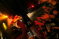 須田原生（G, Cho）（提供：ポニーキャニオン）