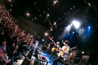 客席に飴を投げ込むメンバー。（提供：ポニーキャニオン）