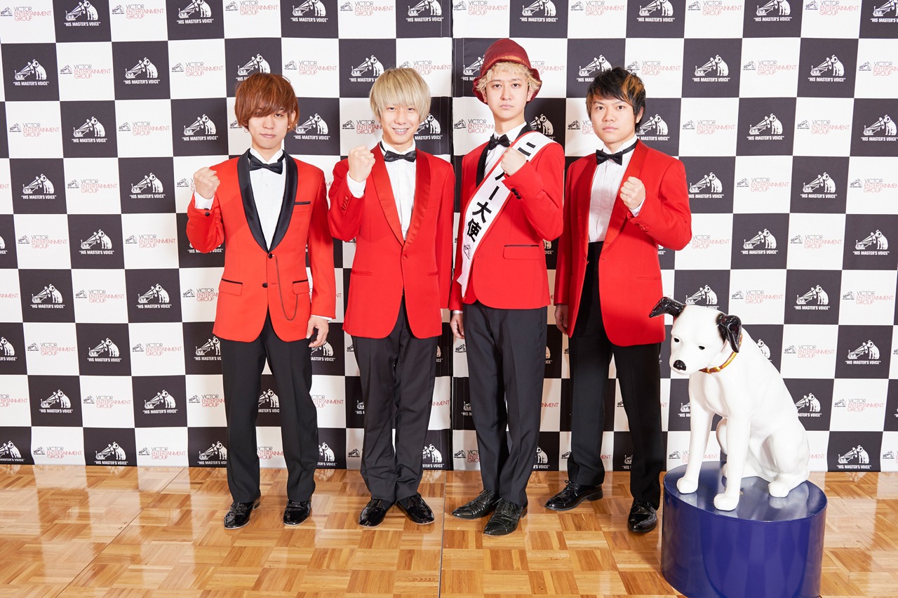 KEYTALKとニッパー。（写真提供：ビクターエンタテインメント）