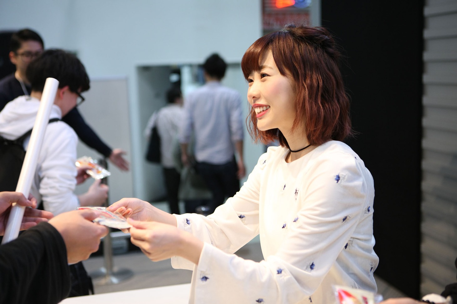 “くっすんサポーター”に「BIGカツ」を手渡す楠田亜衣奈。（撮影：中村ユタカ）