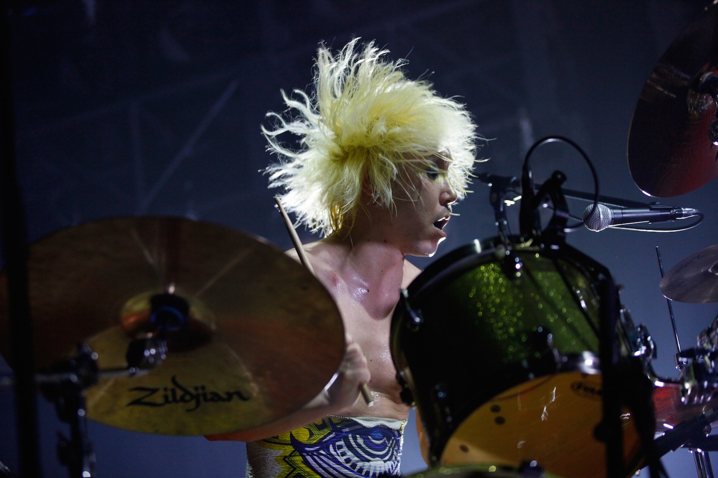 ゲイリー・ビッチェ（Dr, Vo）（Photo by PETA）