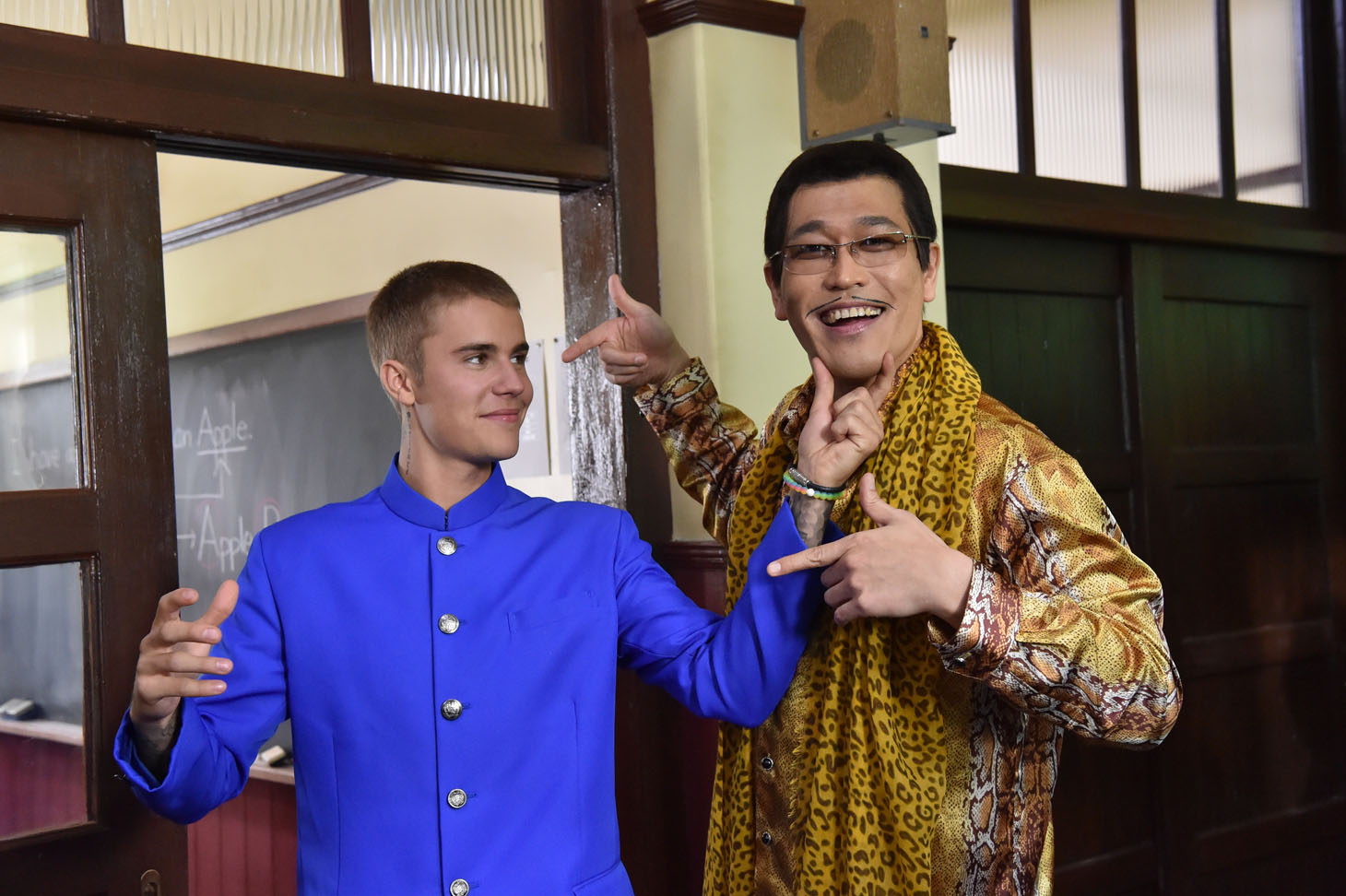 ジャスティン・ビーバーとピコ太郎。
