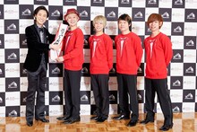 山内惠介からたすきを継承するKEYTALK。（写真提供：ビクターエンタテインメント）