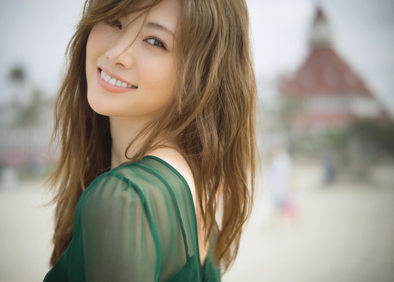 白石麻衣「パスポート」（講談社）より。（撮影：中村和孝） - 乃木坂