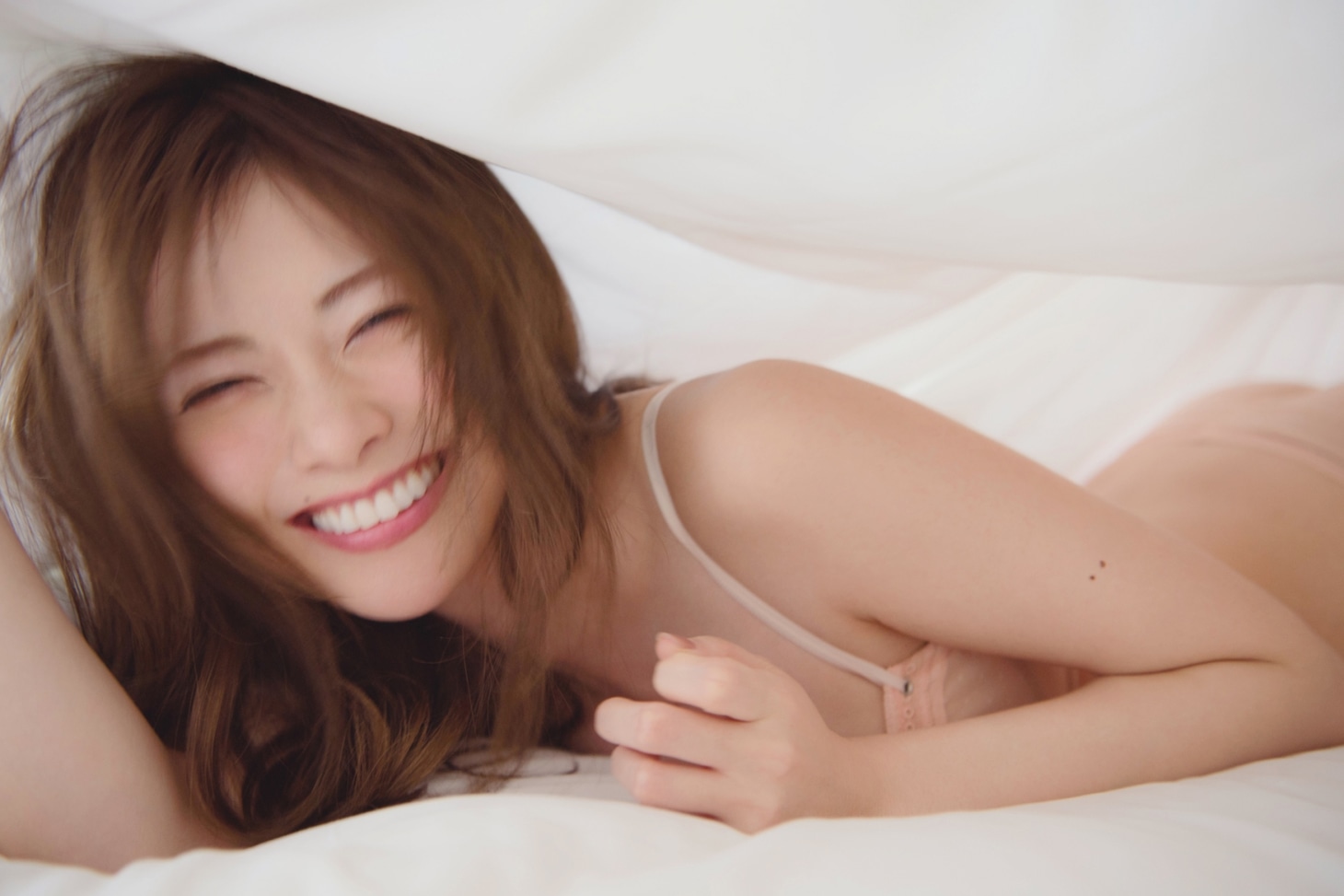 人気画像8位は「乃木坂46白石麻衣、セクシーショット挑戦の写真集は『1兆点！』“卒業”にも言及」より、白石麻衣がお気に入りとして挙げたカット。（撮影：中村和孝）