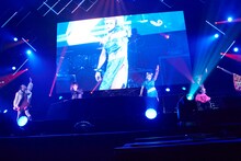 ゴールデンボンバー（撮影：菅沼剛弘）