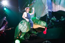 某キャラクター風のダンボール工作とともに現れた喜矢武豊。（撮影：菅沼剛弘）