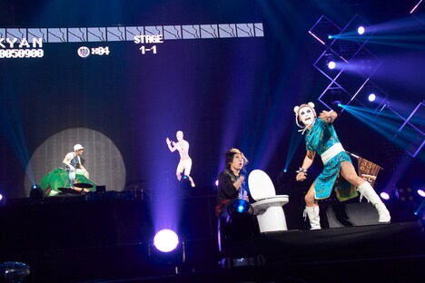 「抱きしめてシュヴァルツ」を披露するゴールデンボンバー。（撮影：菅沼剛弘）