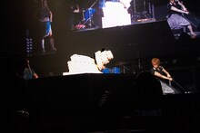 日本刀でケーキ入刀を披露する喜矢武豊。（撮影：菅沼剛弘）