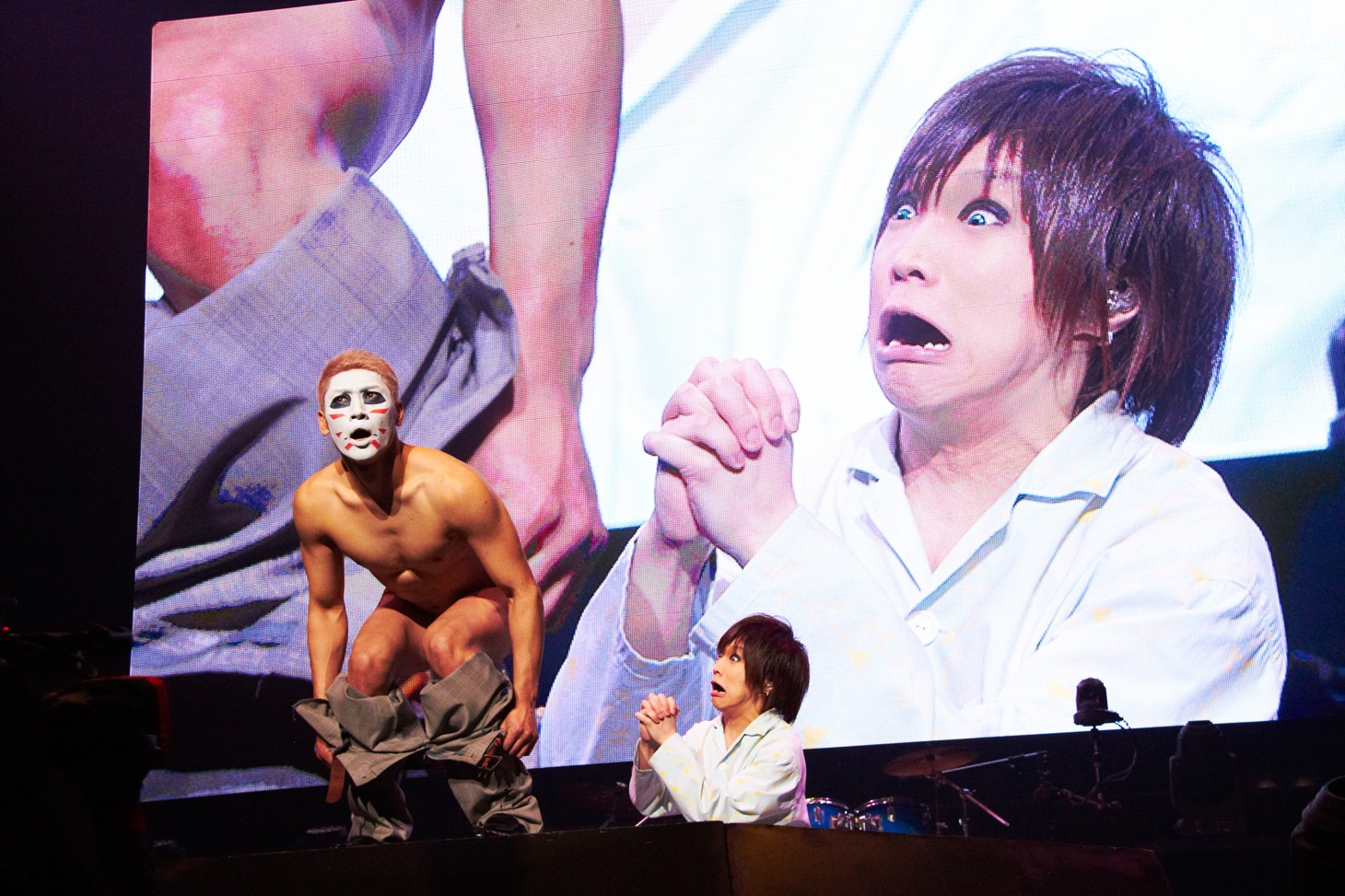 「ヴァーチャルリアリティゲイドラマ」を熱演する樽美酒研二（左）と鬼龍院翔（右）。（撮影：菅沼剛弘）