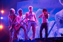 「 †ザ・V系っぽい曲†」を披露するゴールデンボンバー。（撮影：菅沼剛弘）