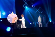 この日のスカウト相手をルーレットで決める喜矢武豊。（撮影：菅沼剛弘）