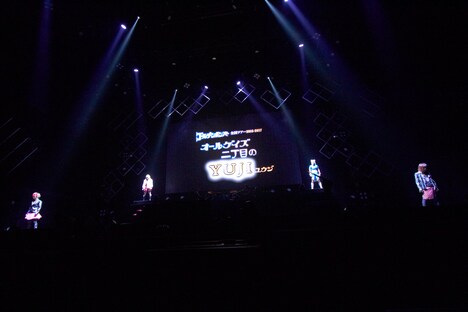 「オールゲイズ 二丁目のユウジ」ファイナル公演のオープニングシーン。（撮影：菅沼剛弘）