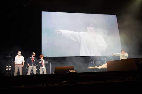 「ヴァーチャルリアリティゲイドラマ」を演じるゴールデンボンバー。（撮影：菅沼剛弘）