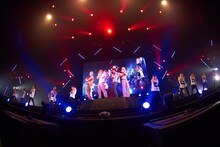 「毒グモ女（萌え燃え編）」で共演するゴールデンボンバーとボンバーズJr.。（撮影：菅沼剛弘）