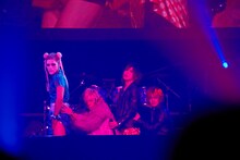 「あったかいよ、ユウジ」を披露するゴールデンボンバー。（撮影：菅沼剛弘）