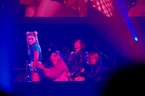 「あったかいよ、ユウジ」を披露するゴールデンボンバー。（撮影：菅沼剛弘）