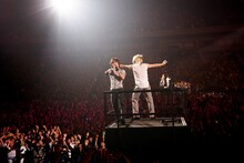 トロッコで場内を移動する鬼龍院翔、歌広場淳。（撮影：菅沼剛弘）