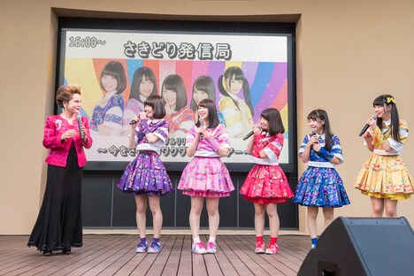 デヴィ夫人（左）とさきどり発信局。（撮影：藤森勇気）