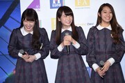 左から高山一実、秋元真夏、桜井玲香。