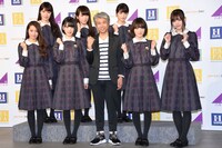 乃木坂46と株式会社はるやまホールディングスの代表取締役執行役員・治山正史氏。