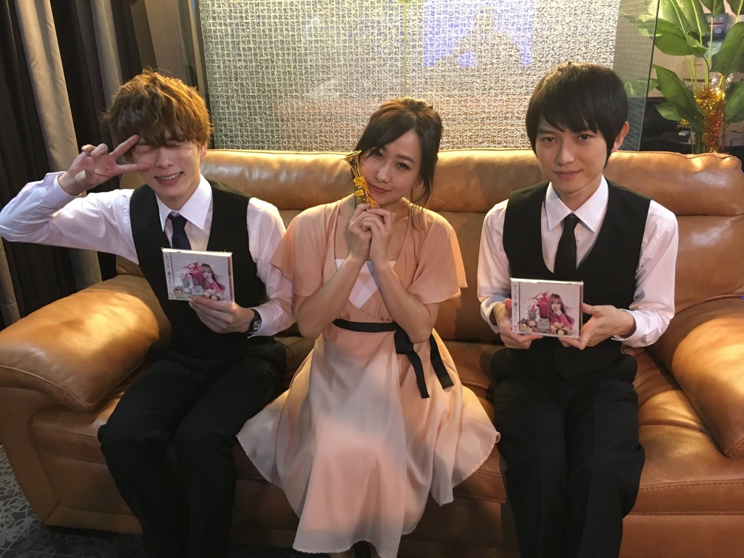 左から一条昇役の柾木玲弥、理姫、上野さん役の本郷奏多。