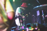 坂下光（Vo, G）（撮影：タツミヒカル）