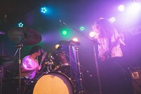 長谷川啓太（Dr）とチヨチヨイヤマ（SPARK!! SOUND!! SHOW!!）。（撮影：タツミヒカル）