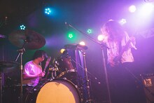 長谷川啓太（Dr）とチヨチヨイヤマ（SPARK!! SOUND!! SHOW!!）。（撮影：タツミヒカル）