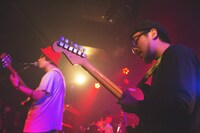 坂下光（Vo, G）とおかゆ（DENIMS）。（撮影：タツミヒカル）