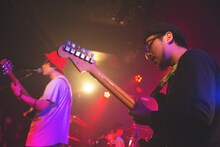 坂下光（Vo, G）とおかゆ（DENIMS）。（撮影：タツミヒカル）