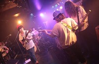 チヨチヨイヤマ（SPARK!! SOUND!! SHOW!!）と小原綾斗（Tempalay）を迎えたドミコ。（撮影：松本時代）