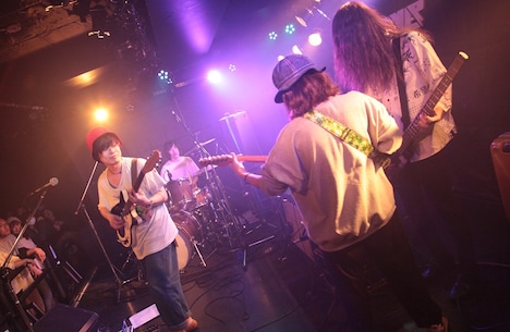 チヨチヨイヤマ（SPARK!! SOUND!! SHOW!!）と小原綾斗（Tempalay）を迎えたドミコ。（撮影：松本時代）