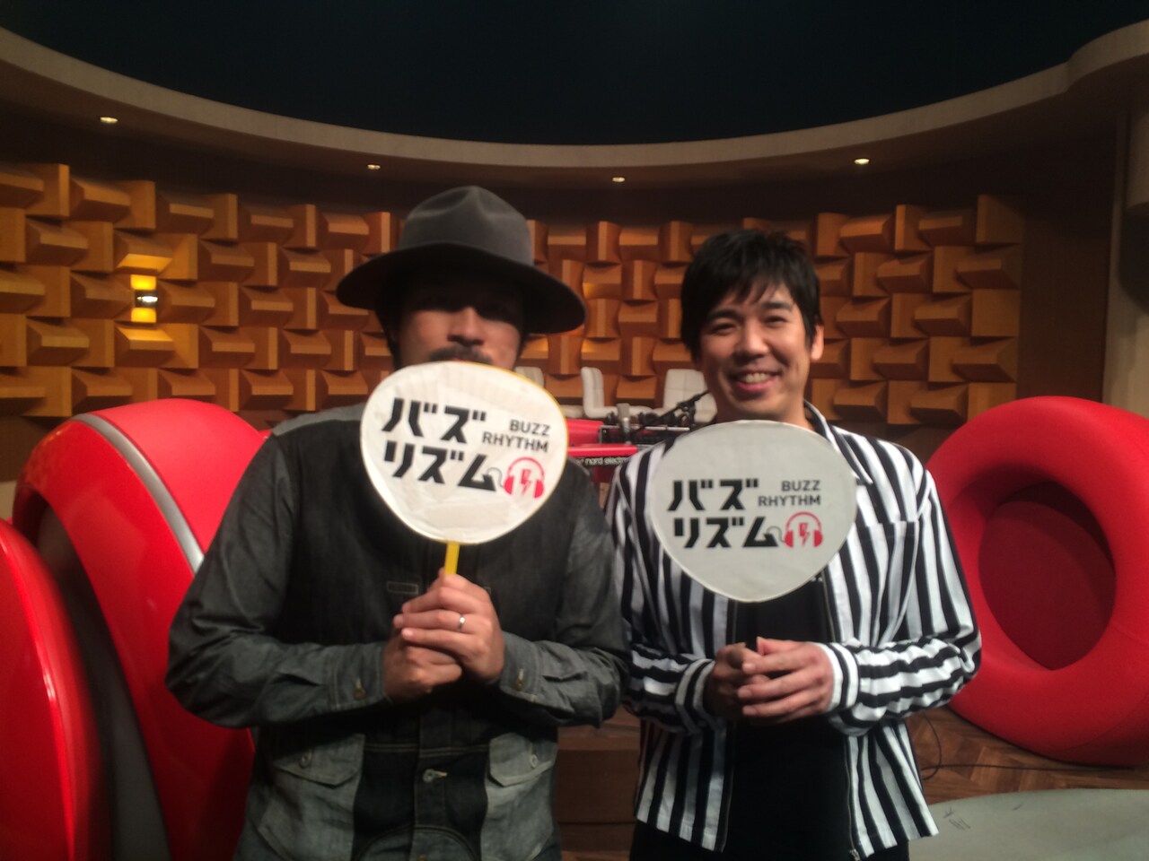 「バズリズム」でスキマが人気曲アレンジ、三戸なつめはバカリに相談