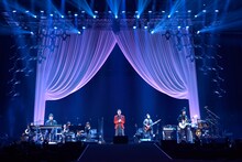 DEEN「DEEN at 武道館 2016 LIVE JOY SPECIAL ～Ballad Night～」東京・日本武道館公演の様子。（写真提供：EPICレコードジャパン）