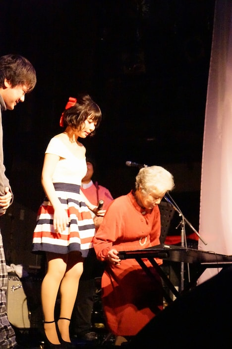 祖母・有賀幼子氏の演奏を見守る姫乃たま。（撮影：柳澤和美）