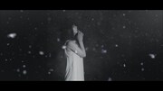Aimer「凍えそうな季節から」ミュージックビデオのワンシーン。