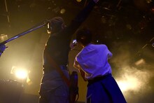 ステージ上で記念撮影するTWEEDEES。