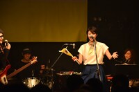 清浦夏実の「二段構えのびっくり」ポーズ。