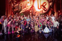 ベルギーのスターたちと記念撮影するピコ太郎。（写真提供：avex）