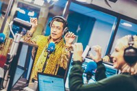 ラジオ番組で「PPAP」を披露するピコ太郎。（写真提供：avex）
